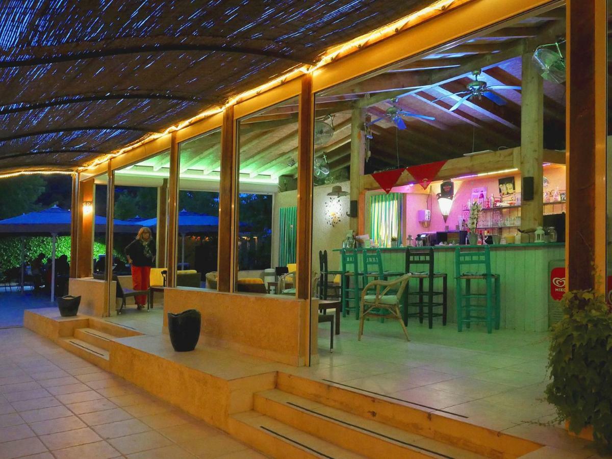 Hotel Les Cigalous Salavas Zewnętrze zdjęcie